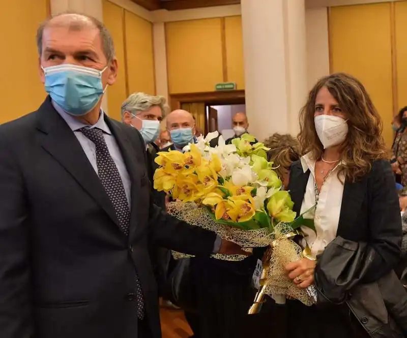 il presidente del consiglio regionale del lazio consegna i fiori a marta parrotta moglie di giovanni bartoloni  foto di bacco