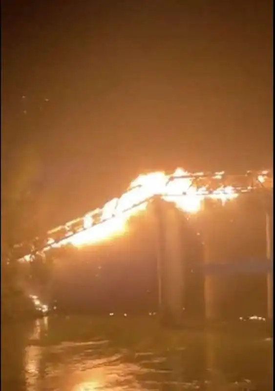 incendio al ponte di ferro di roma ostiense   1