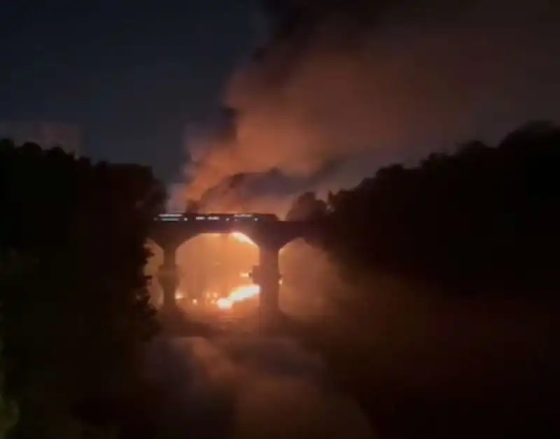 incendio al ponte di ferro di roma ostiense   3