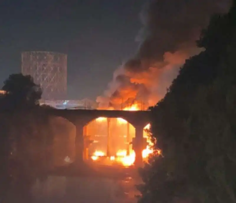 incendio al ponte di ferro di roma ostiense   4