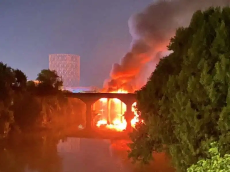 incendio al ponte di ferro di roma ostiense   5