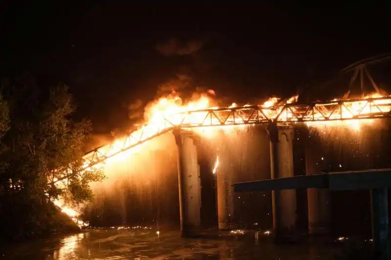 incendio ponte di ferro a roma ostiense   11