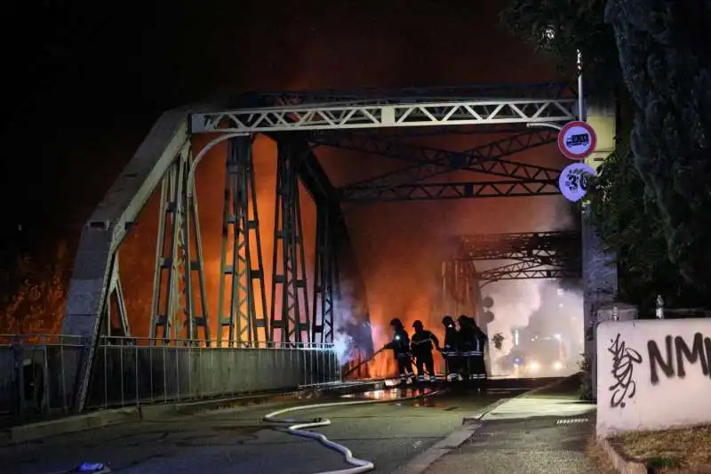 incendio ponte di ferro a roma ostiense   14