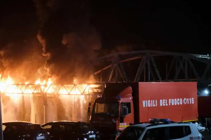 incendio ponte di ferro a roma ostiense   17