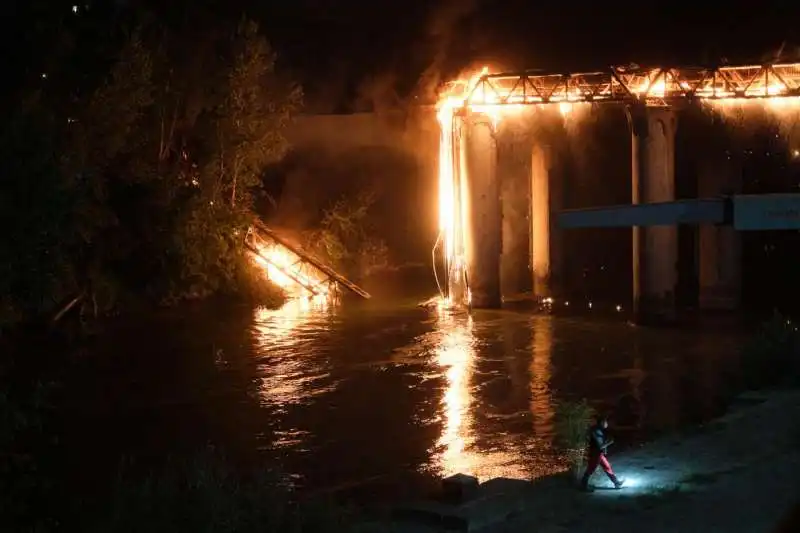 incendio ponte di ferro a roma ostiense   18