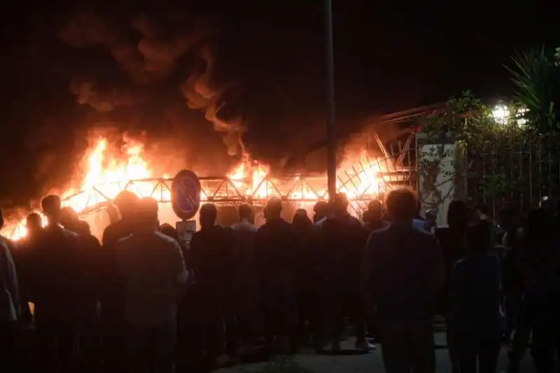 incendio ponte di ferro a roma ostiense   19