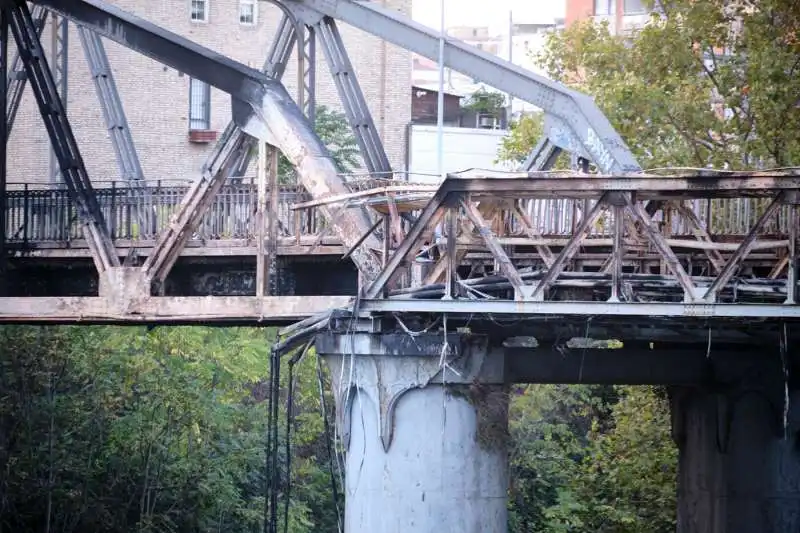 incendio ponte di ferro a roma ostiense   2