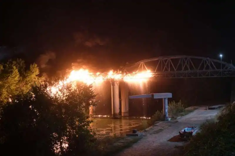 incendio ponte di ferro a roma ostiense   20