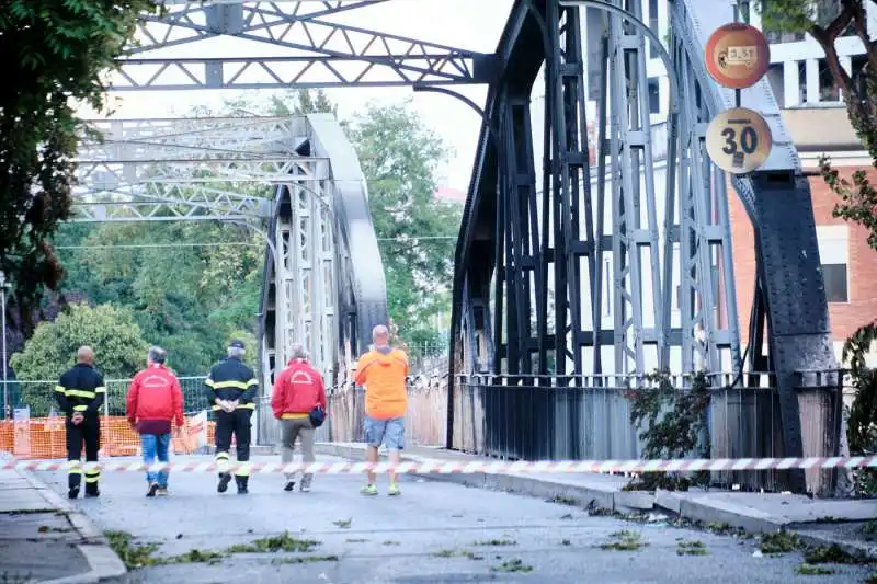 incendio ponte di ferro a roma ostiense   5