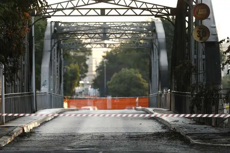 incendio ponte di ferro a roma ostiense   7