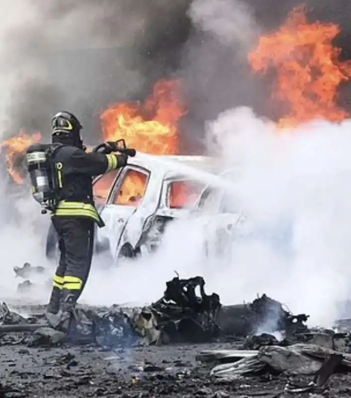 INCIDENTE AEREO SAN DONATO MILANESE - VIGILI DEL FUOCO AL LAVORO PER SPENGERE L INCENDIO