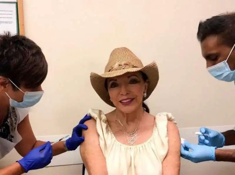 joan collins si fa vaccinare 