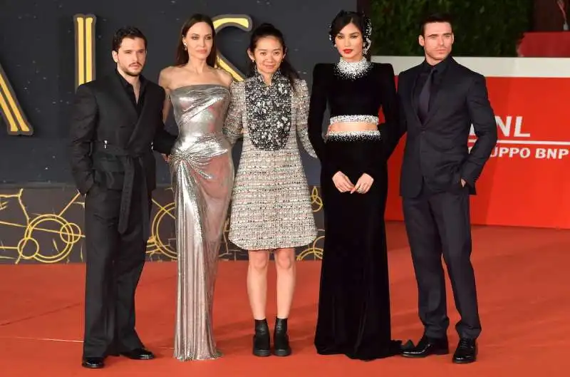 kit harington  angelina jolie  chloe zhao  gemma chan  richard madden  foto di bacco (2)