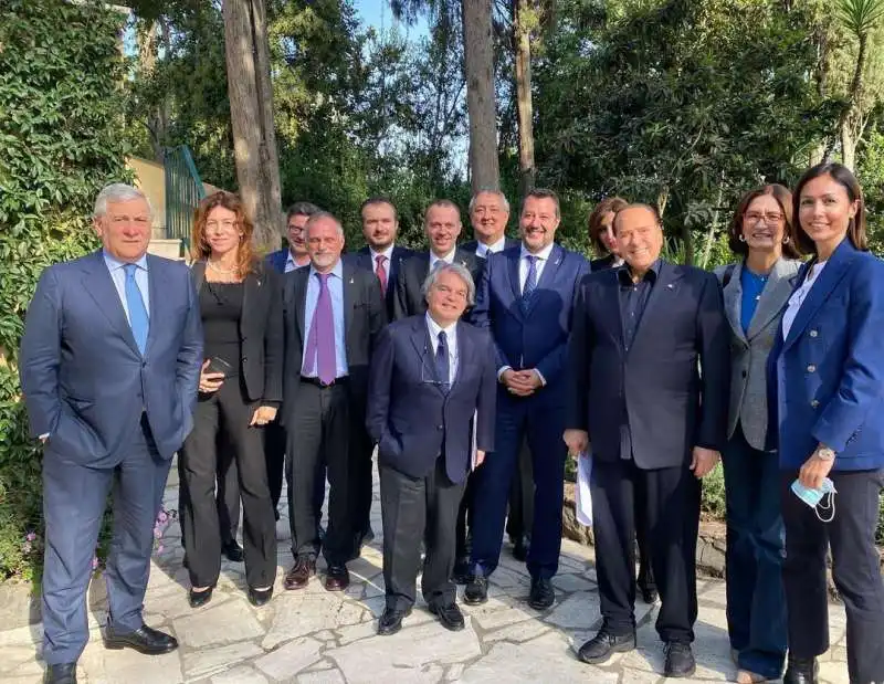 LA FOTO DI GRUPPO LEGA FORZA ITALIA A CASA DI BERLUSCONI