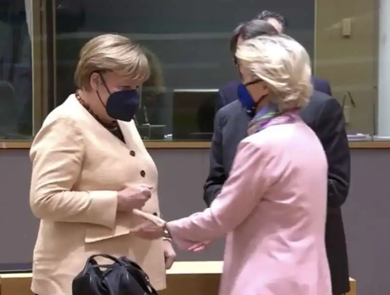 la gaffe di ursula von der leyen con angela merkel 1