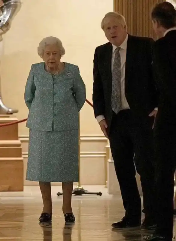 la regina elisabetta qualche giorno prima del ricovero  con boris johnson 