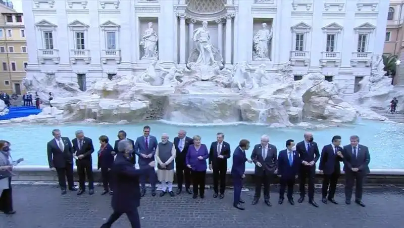 lancio della monetina nella fontana di trevi  1