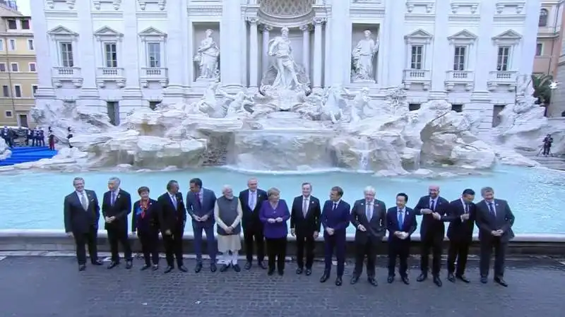 lancio della monetina nella fontana di trevi  2