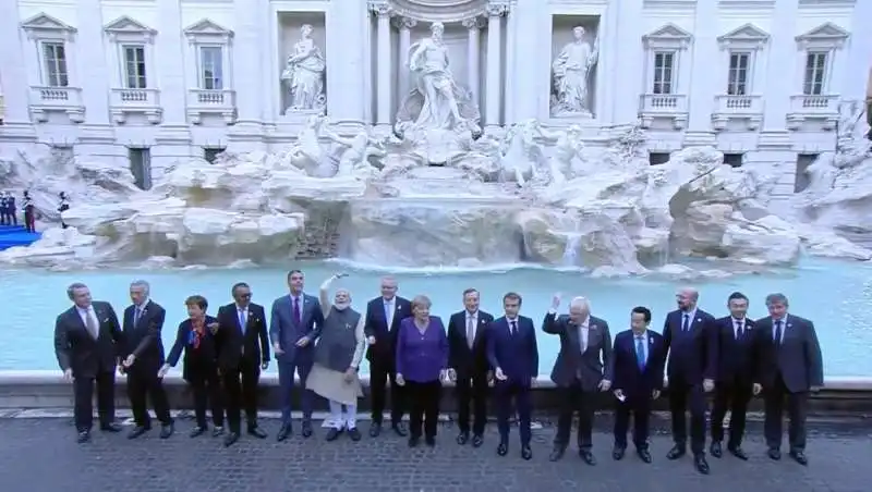 lancio della monetina nella fontana di trevi  3