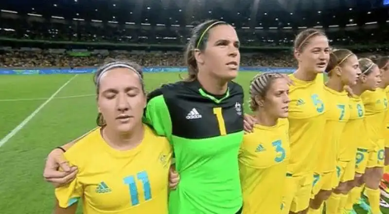 lisa de vanna con la maglia della nazionale australiana