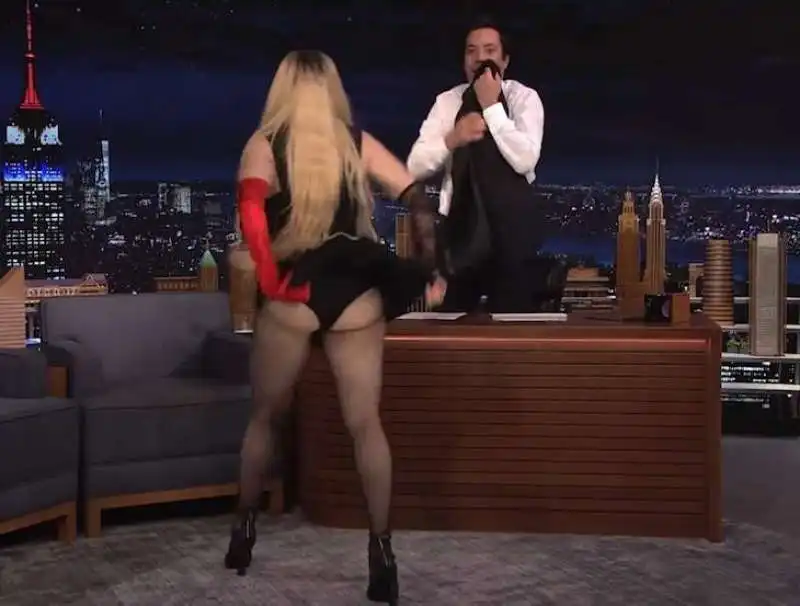 madonna mostra le chiappe da jimmy fallon