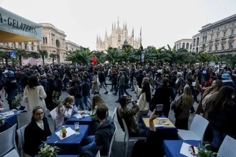 manifestazione no green pass a milano 3