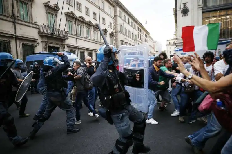 manifestazione no green pass a roma 1