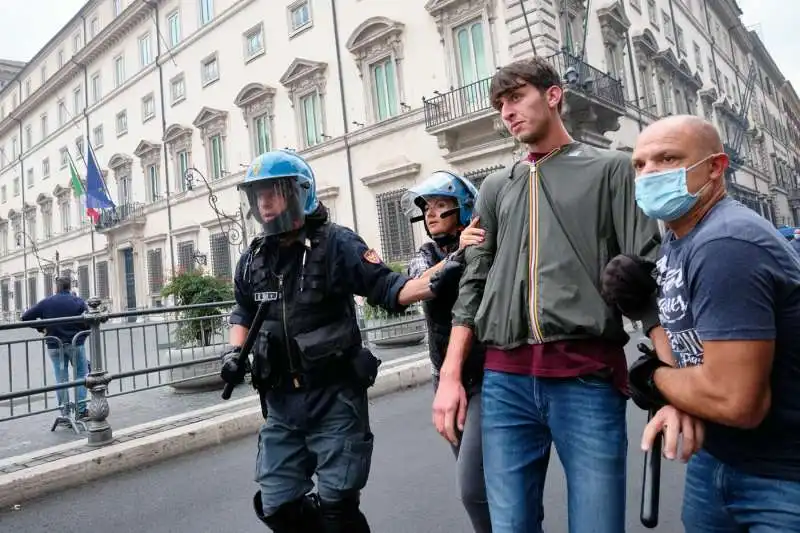 manifestazione no green pass a roma 25