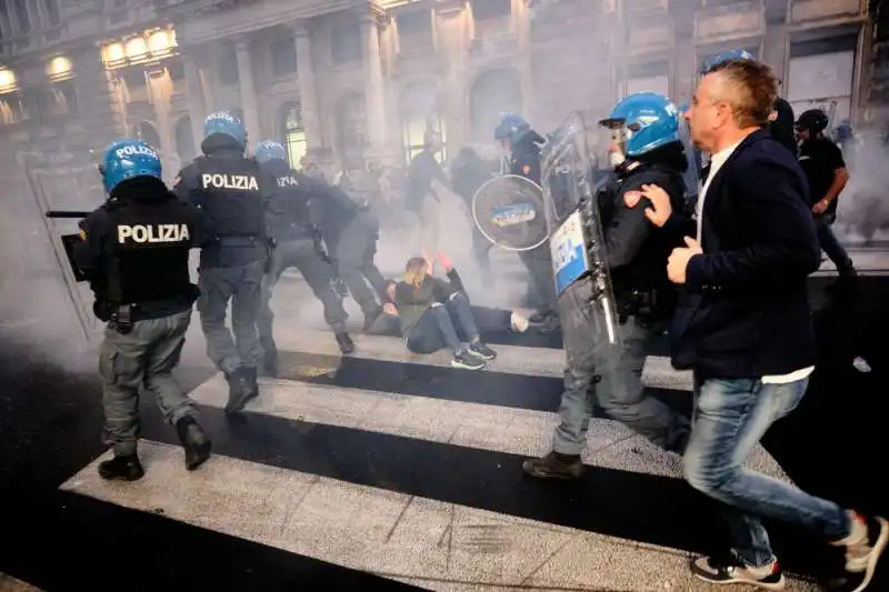 manifestazione no green pass a roma 33