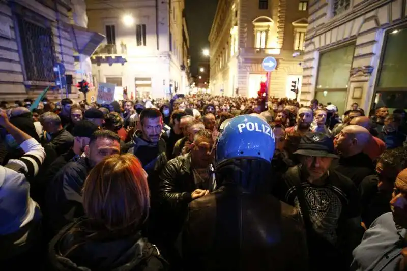 manifestazione no green pass a roma 46