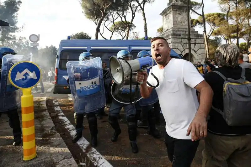 manifestazione no green pass a roma 65