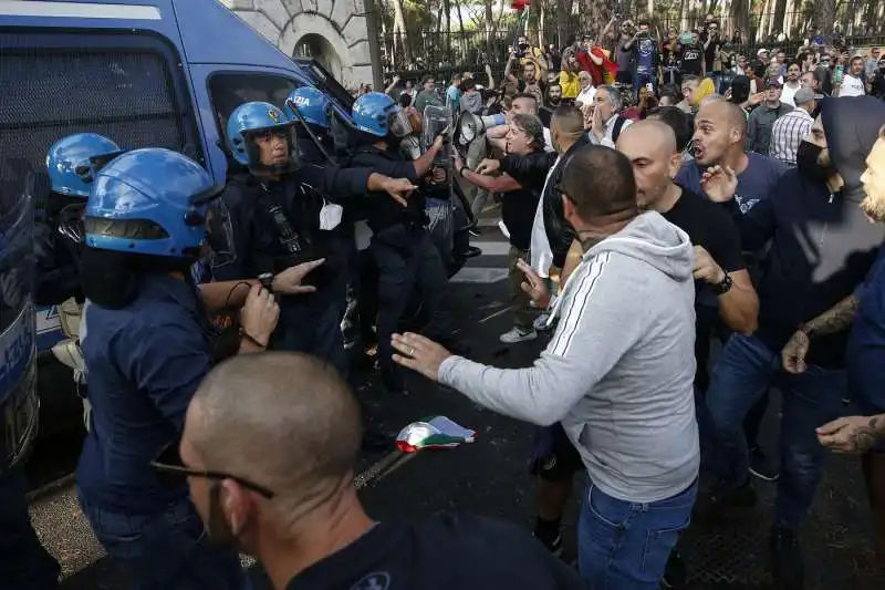 manifestazione no green pass a roma 67