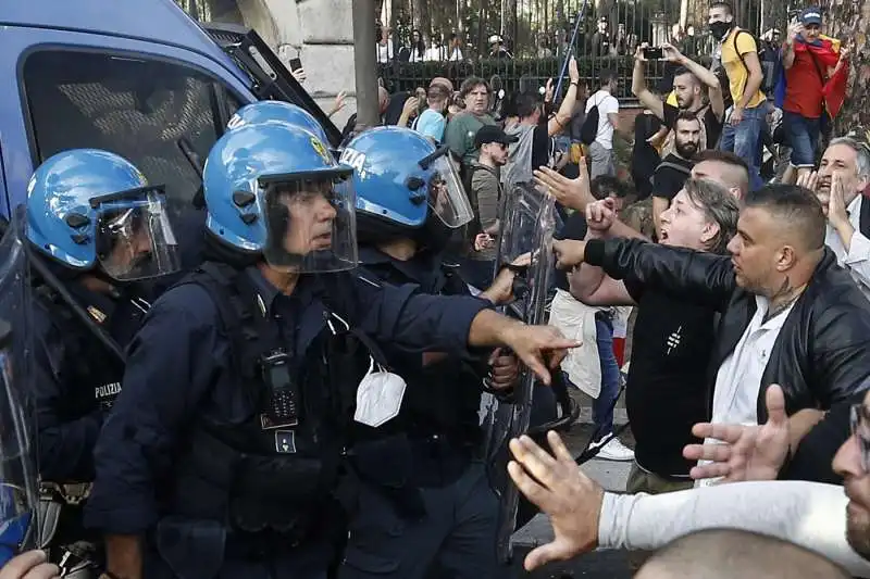 manifestazione no green pass a roma 68