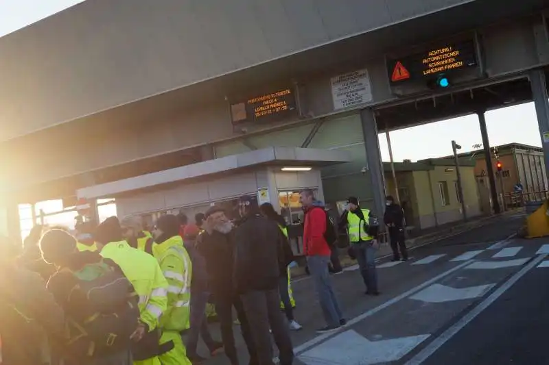 manifestazione no green pass a trieste 1