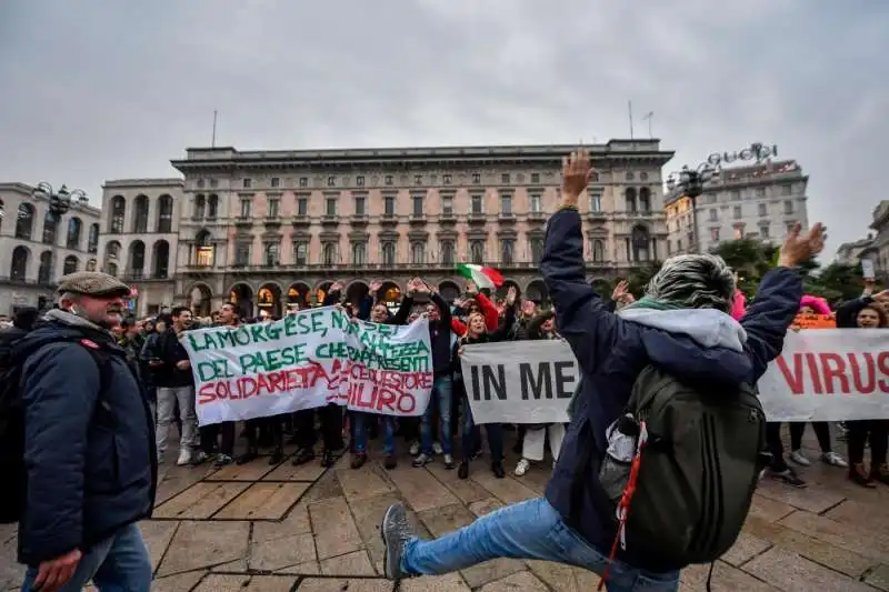 manifestazione no green pass    milano   11