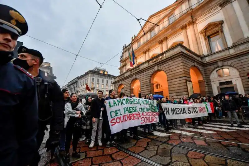 manifestazione no green pass    milano   2