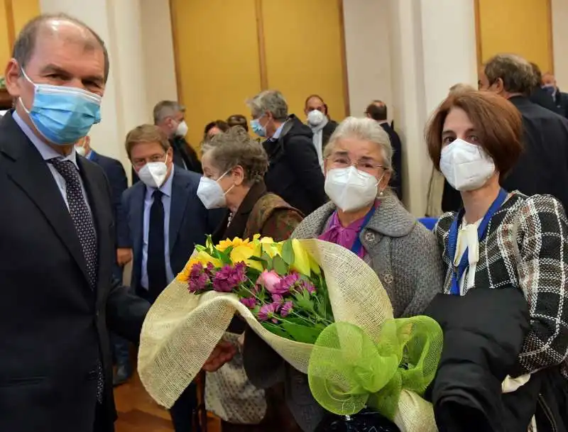 marco vincenzi consegna i fiori alla mamma di giovanni bartoloni  foto di bacco