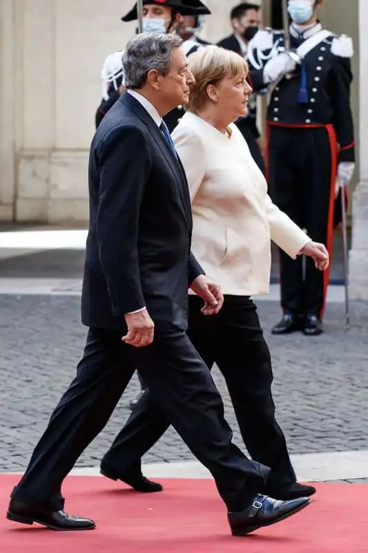 mario draghi angela merkel  9