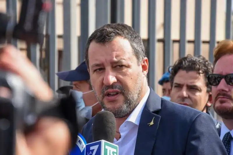 matteo salvini a palermo a processo per la open arms 17