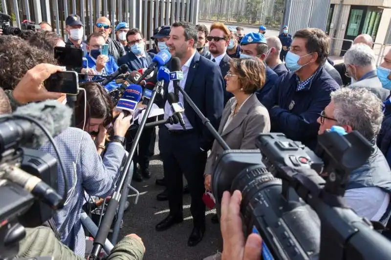 matteo salvini a palermo a processo per la open arms 19