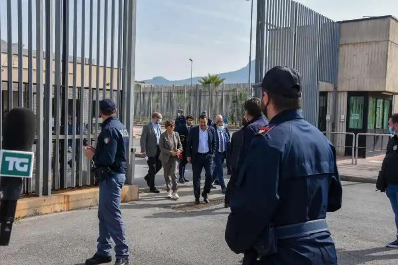 matteo salvini a palermo a processo per la open arms 3