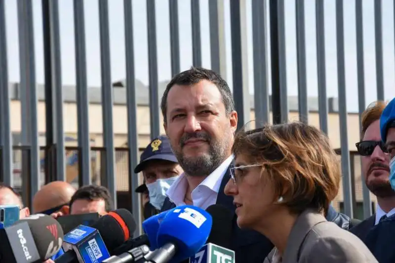 matteo salvini a palermo a processo per la open arms 8