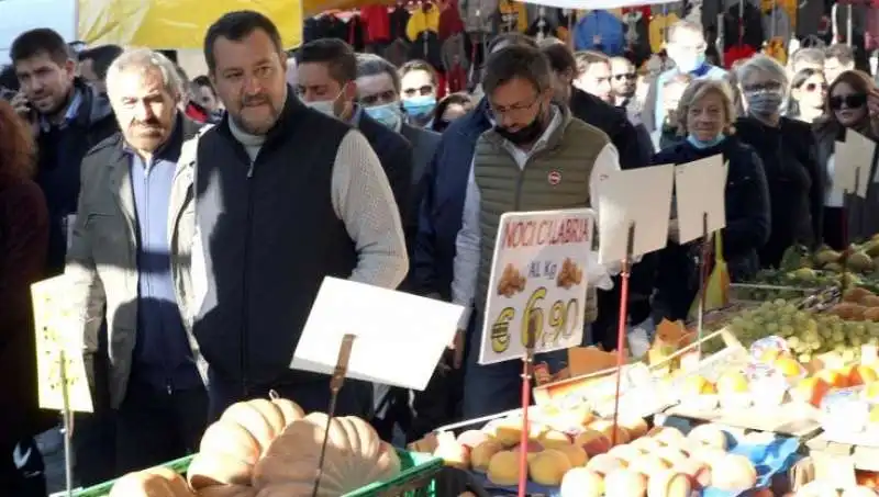 matteo salvini al mercato di varese 