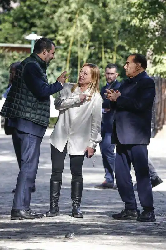 matteo salvini e giorgia meloni incontrano silvio berlusconi nella sua villa a roma 10