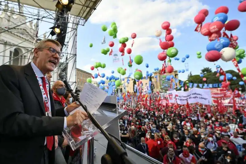 maurizio landini alla manifestazione dei sindacati a piazza san giovanni