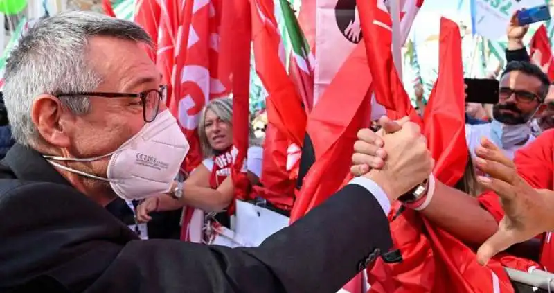 maurizio landini alla manifestazione dei sindacati a piazza san giovanni 