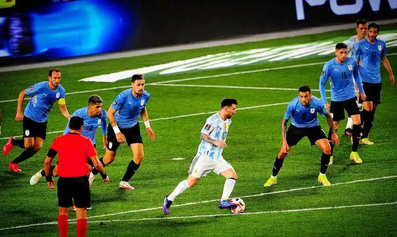 MESSI ARGENTINA URUGUAY