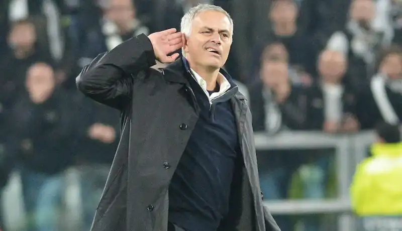 mourinho gesto ai tifosi bianconeri