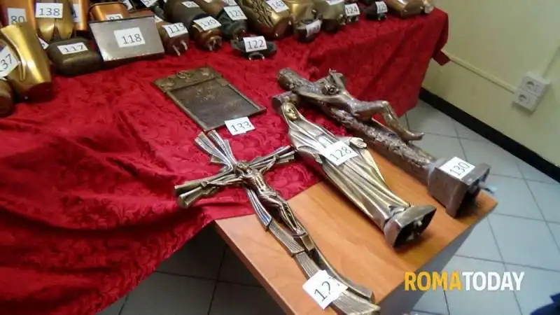 ornamenti funebri rubati nei cimiteri di roma  