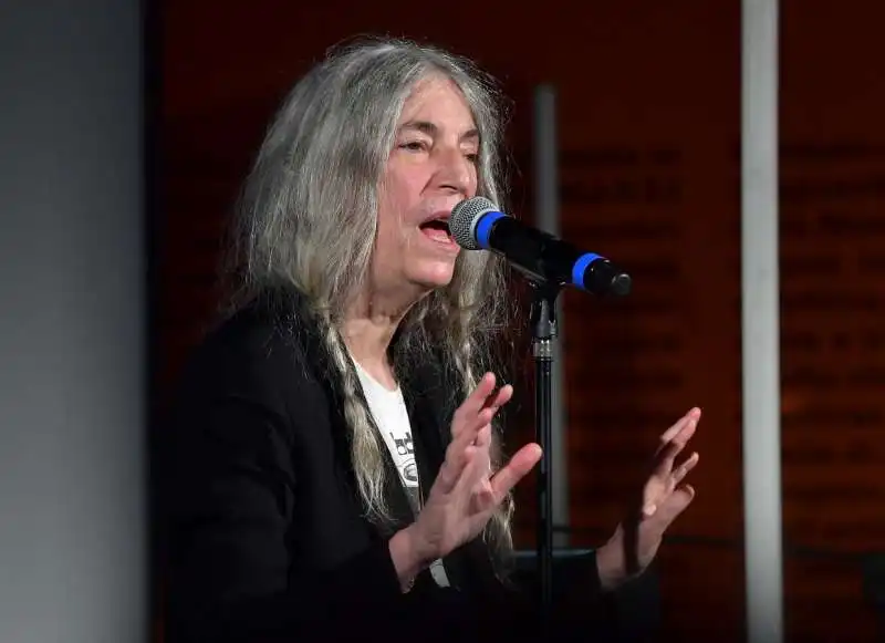 patti smith canta con giovanni caccamo  foto di bacco (4)